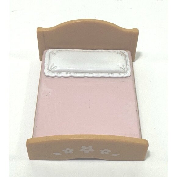 Mixed Lot of Calico Critters Sylvanian Families Bunny Rabbit Dolls & Furniture - Picture 5 of 7